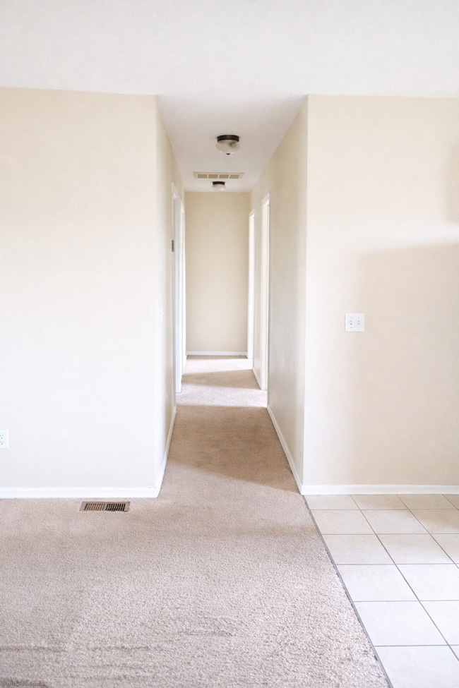 Building Photo - Spacious 3 Bed, 2 Bath Duplex in Prime Ozark Location