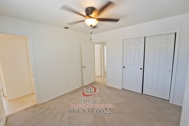 Building Photo - SW-4 bed/3 bath + pool house