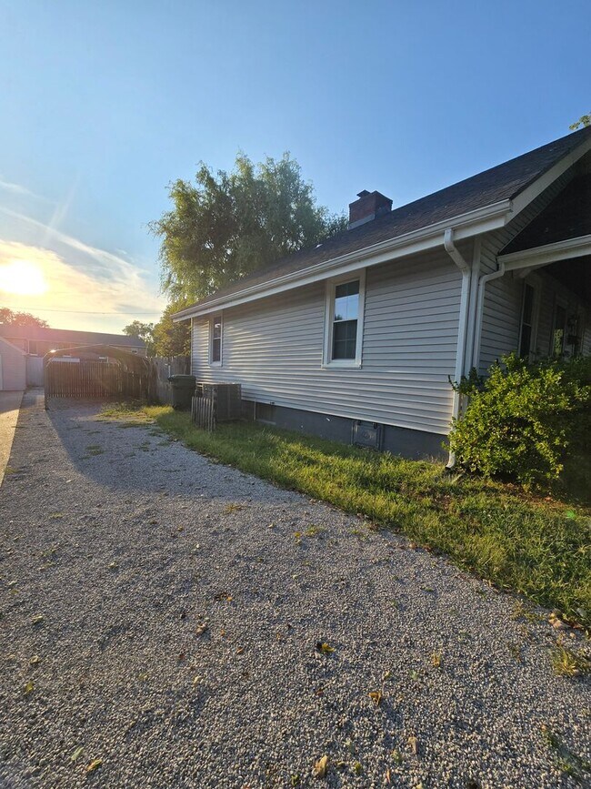 Building Photo - 2 Bed 1 Bath