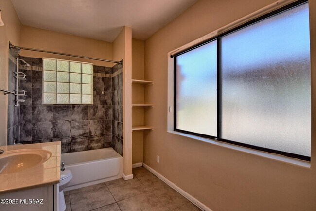 Building Photo - 1604 E 10th St