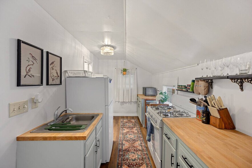 Building Photo - 5651 Ridge Ave