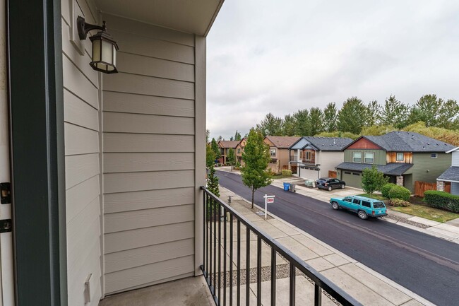 Building Photo - 3 Bedroom 2.5 Bath Townhome - Convenient R...