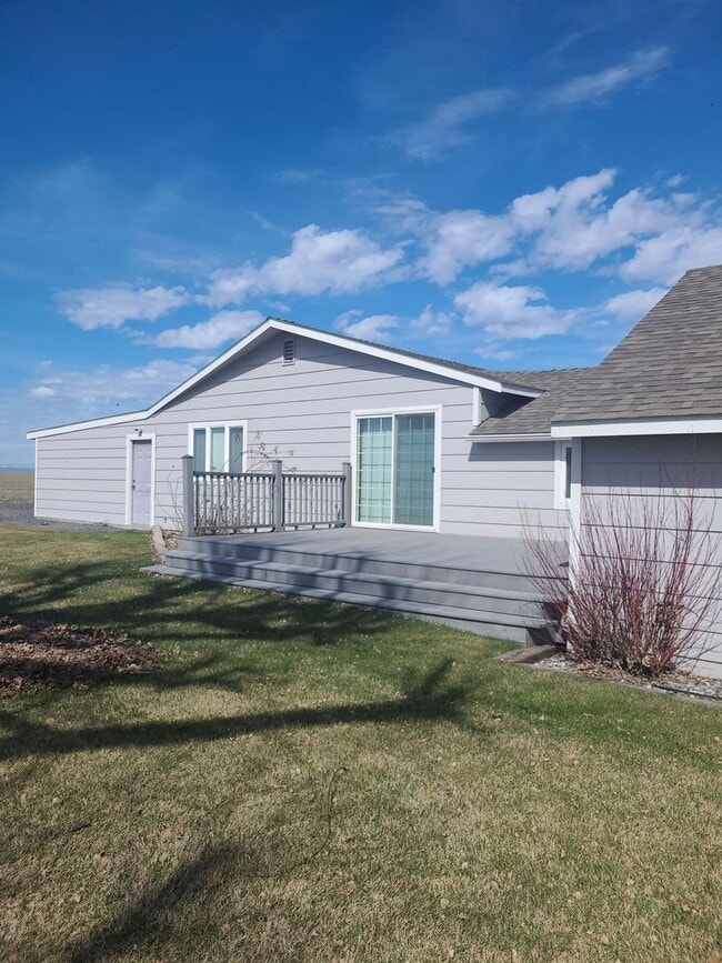 Building Photo - Country Living with Lawn Care Included