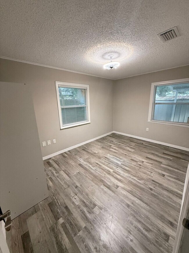 Building Photo - Dual Living Delight in the Heart of Lakeland!