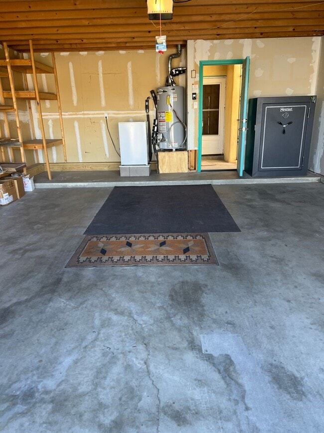 Building Photo - Beautiful 3 Bedroom 2 Bath Home with priva...