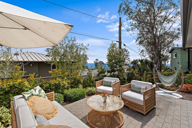 Building Photo - Modern Coastal Lease in Top of the World