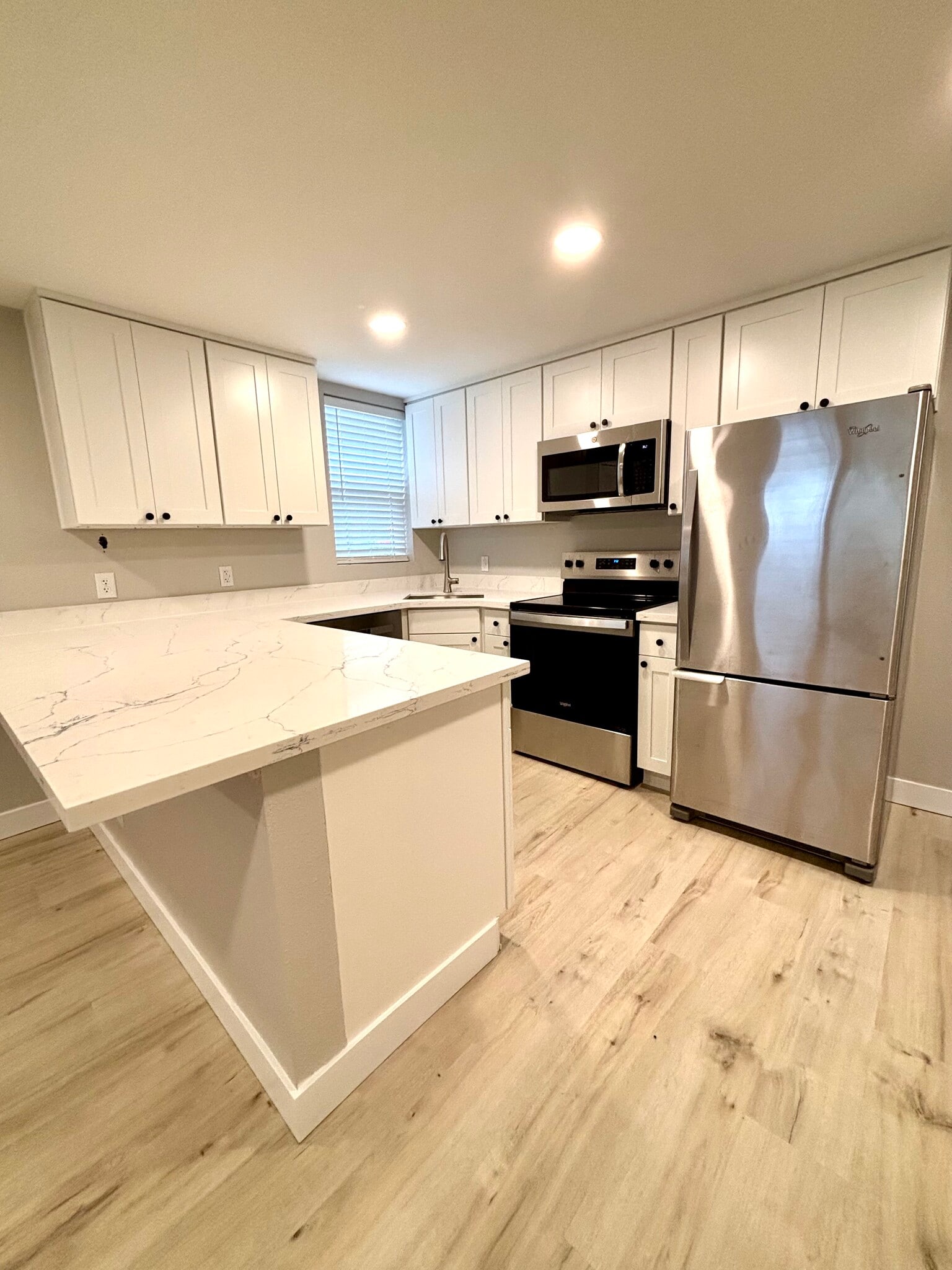Bright lighting as well as plenty of natural light - 2026 Lombard Ave