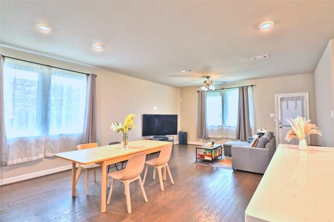 Building Photo - 145 Sunray Creek Dr