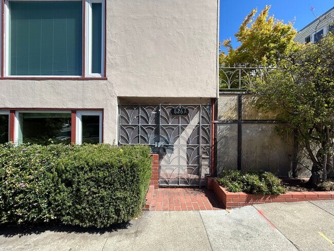 Building Photo - 826 Anza St