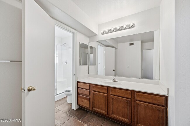 Building Photo - 5613 S 51st Dr