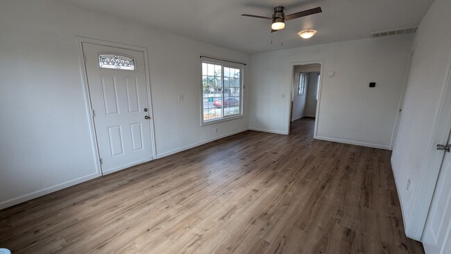 Building Photo - Updated 2 Bedroom 1 Bath Home on Large Cor...