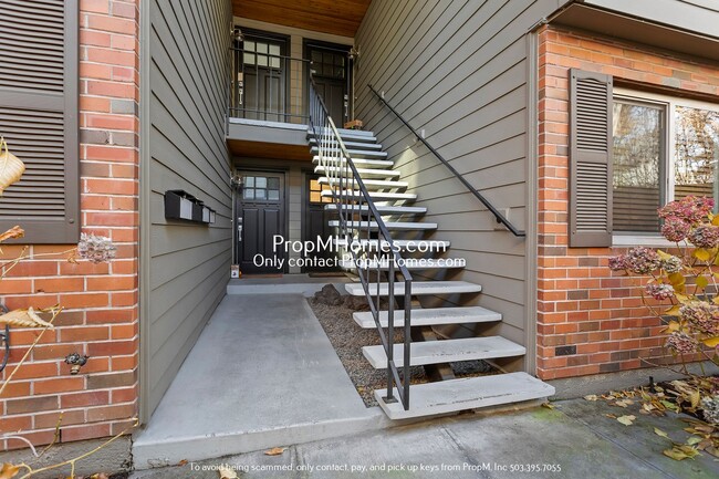 Building Photo - Wonderful Two Bedroom Condo In SE Portland!