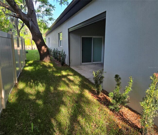 Building Photo - 106 Lake Dr