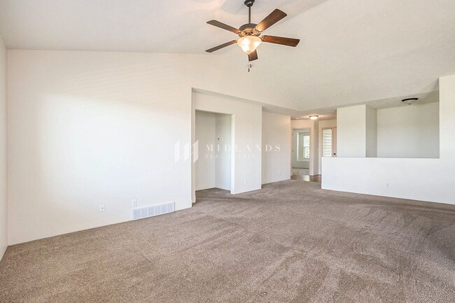 Building Photo - Ranch Townhome in Shadow View