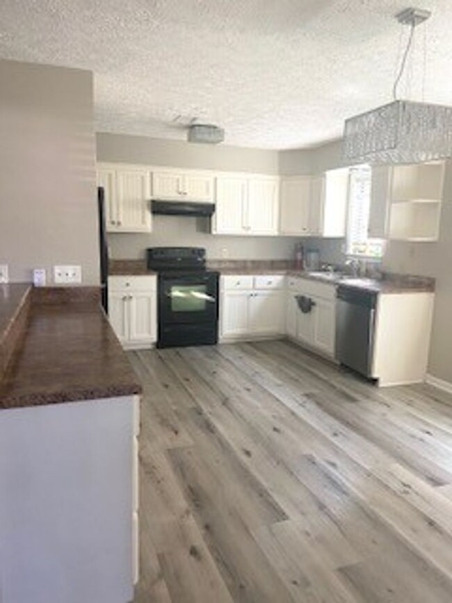 Building Photo - Beautiful home on quiet cul-de-sac! Very c...