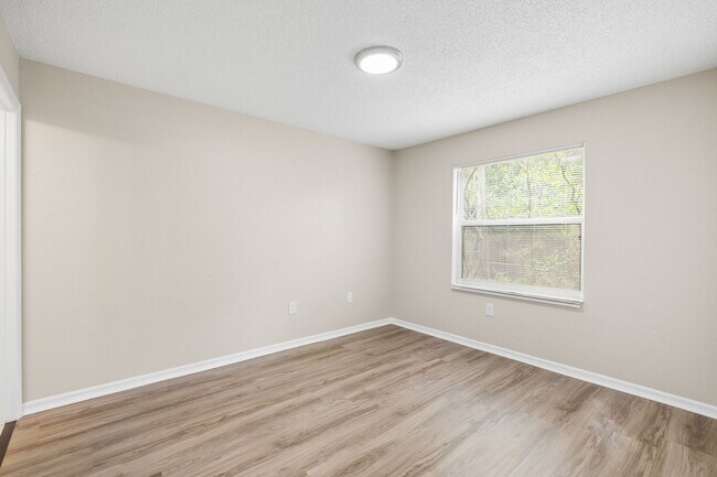 Building Photo - Cute 3/2 home with garage