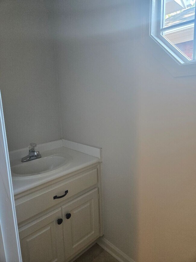 Building Photo - Charming Home in Fox Ridge Subdivision – V...