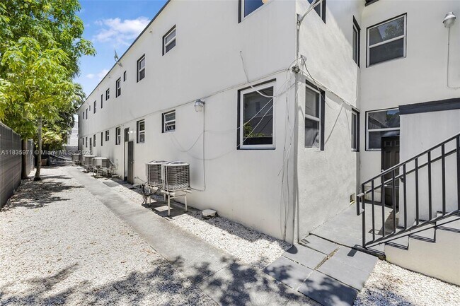 Building Photo - 573 NE 82nd St