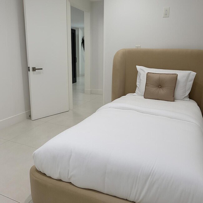 Building Photo - 201 Bedford Dr