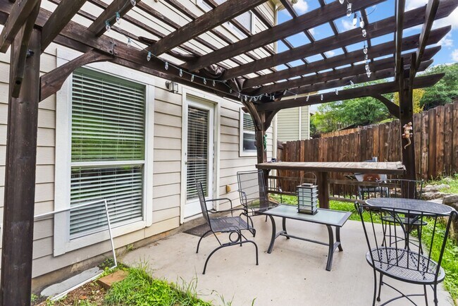 Building Photo - Charming Home Awaits: Spacious & Modern Living in a Prime Location