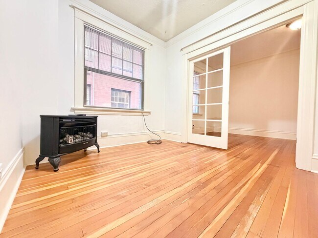 Building Photo - Charming 2nd Floor 1-Bed Condo in Ideal Nob Hill Location! Water, Sewer, Garbage Included!