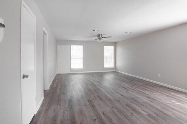 Building Photo - 23710 Farm Hill Dr