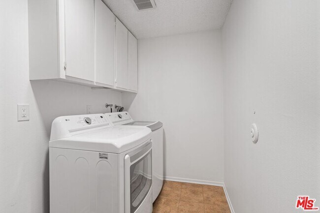 Building Photo - 1722 Palisades Dr