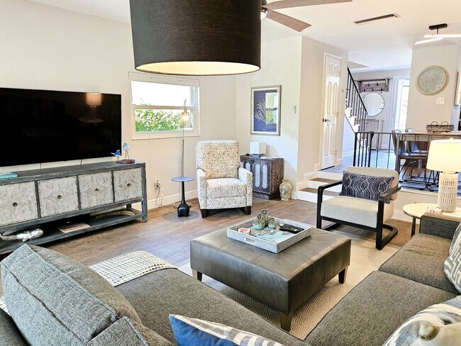 Building Photo - Seasonal Short-Term Venice Island Townhouse Steps from Venice Beach!