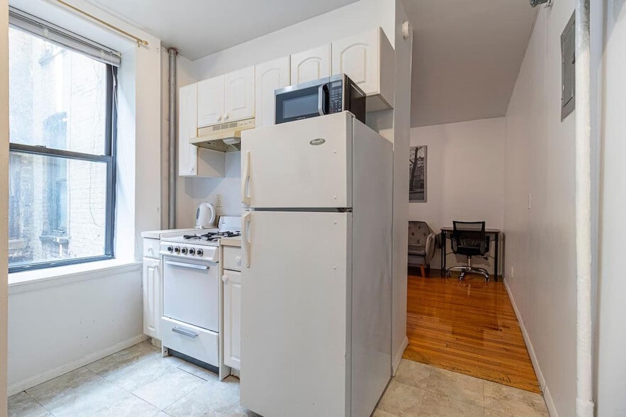 Building Photo - 335 E 94th St