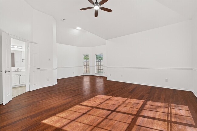 Building Photo - 1015 Longdraw Dr