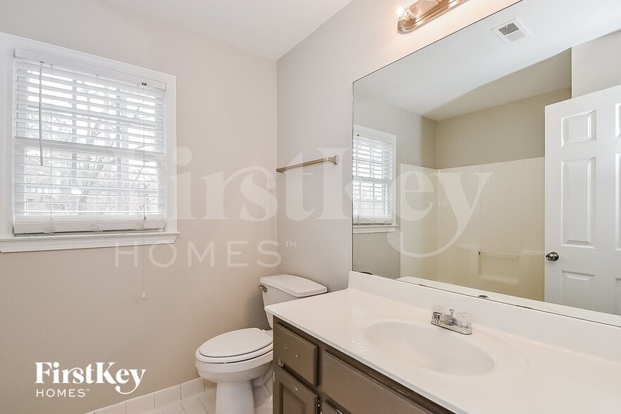 Building Photo - 4595 Kinsdale Dr