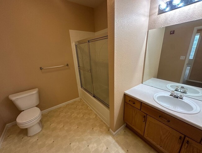 Building Photo - Move in ready 2-bedroom Condo- Community P...