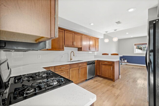 Building Photo - Beautifully Renovated 3 bed, 3 bath Home in the Southside Flats