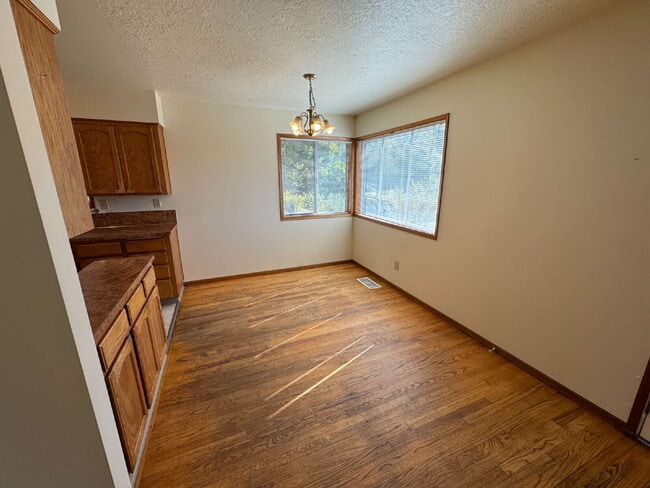 Building Photo - Three Bedroom Home Nestled in the Heart of Mt Tabor