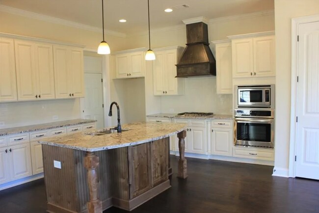 Building Photo - 5 bed, 3.5 bath home in Cotswolds!