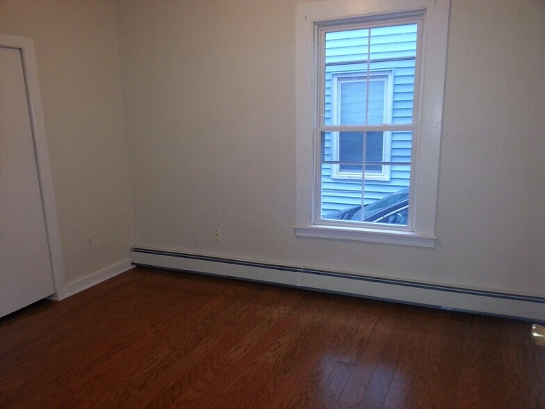 front bedroom - 71 Nash St