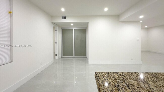 Building Photo - 18181 NE 31st Ct