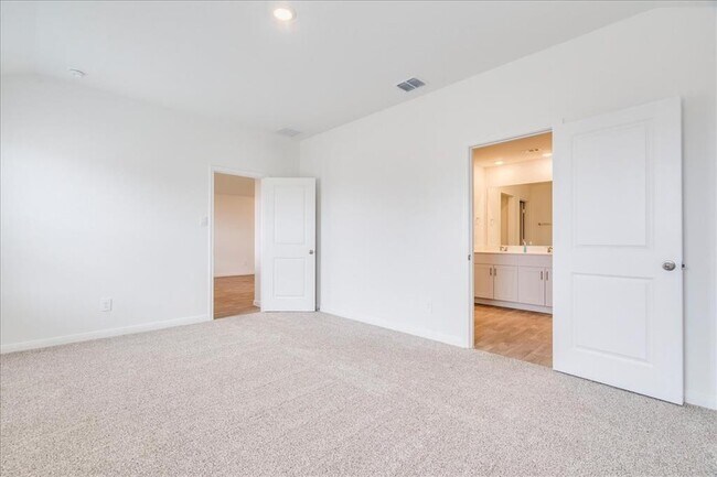 Building Photo - 320 Yosemite Dr