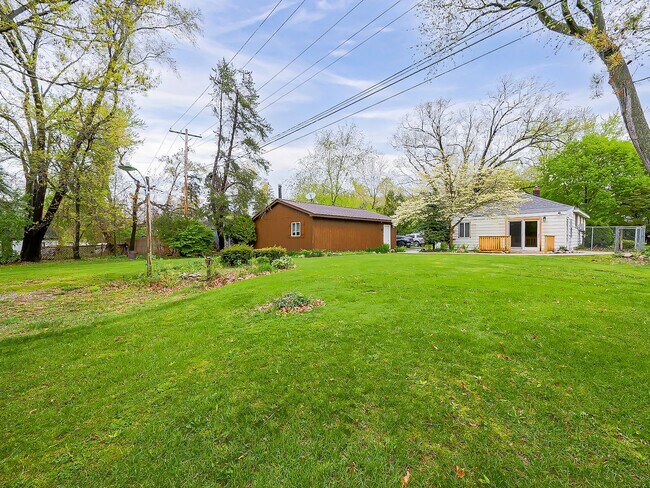 Building Photo - Welcome to this beautiful 2 bedroom, 1 bat...