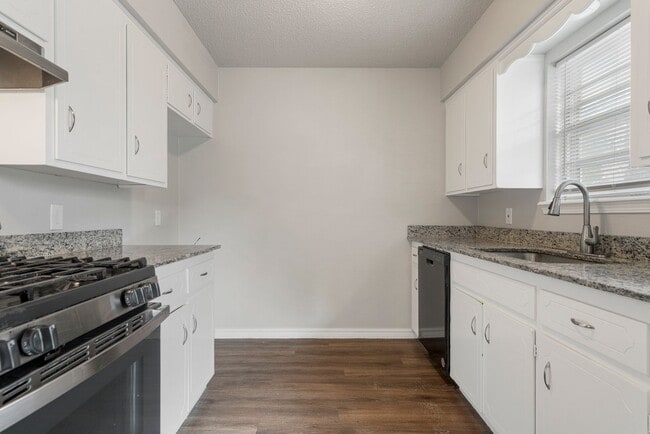 Building Photo - Updated 3 bedroom home