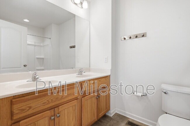 Building Photo - 65 Darien Dr