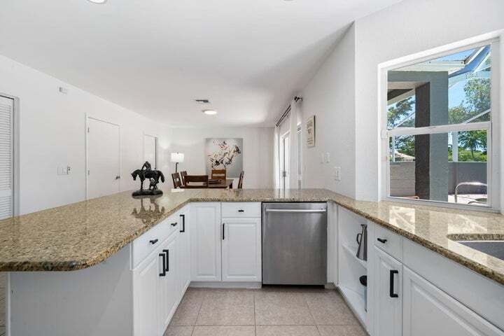 Building Photo - 1527 S Club Dr