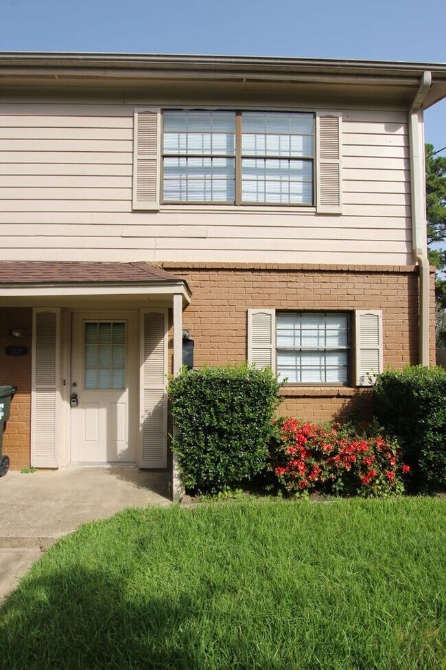 Building Photo - Beautiful 3 Bedroom, 2.5 Bath Townhome in Tyler – Available!