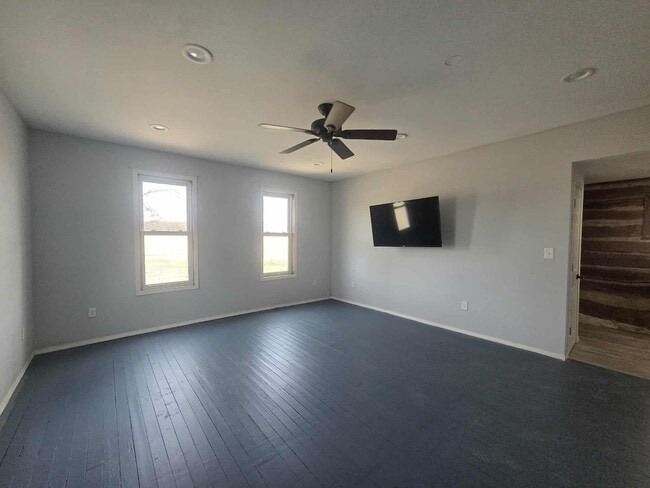 Building Photo - Charming Farm House!