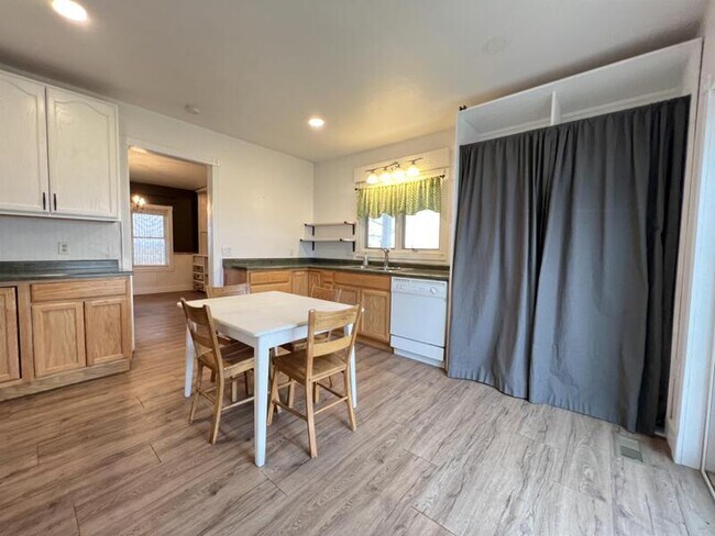 Building Photo - 3085 Overland Ave