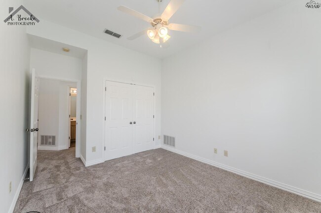 Building Photo - 4937 Silver Crest Dr