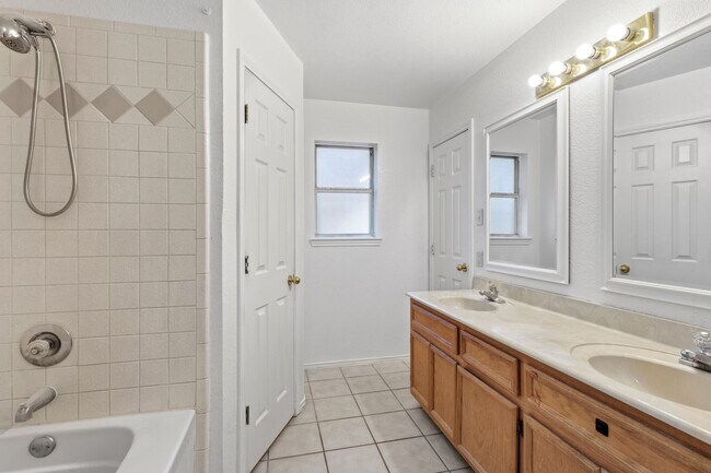 Building Photo - Move-In Ready 4/2 with No Carpet, Washer & Dryer Included – Prime Killeen Location Near Fort Hood!