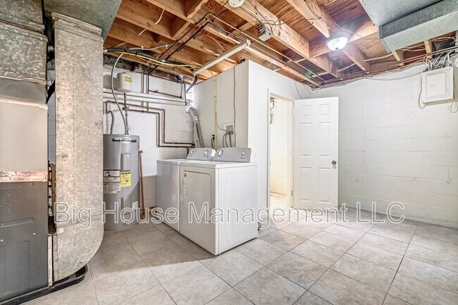 Building Photo - 1302 Hillsway Ct