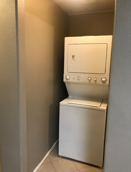 Building Photo - 10063 Swimming Hole St