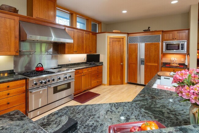 Building Photo - Gated Community in Awbrey Glen